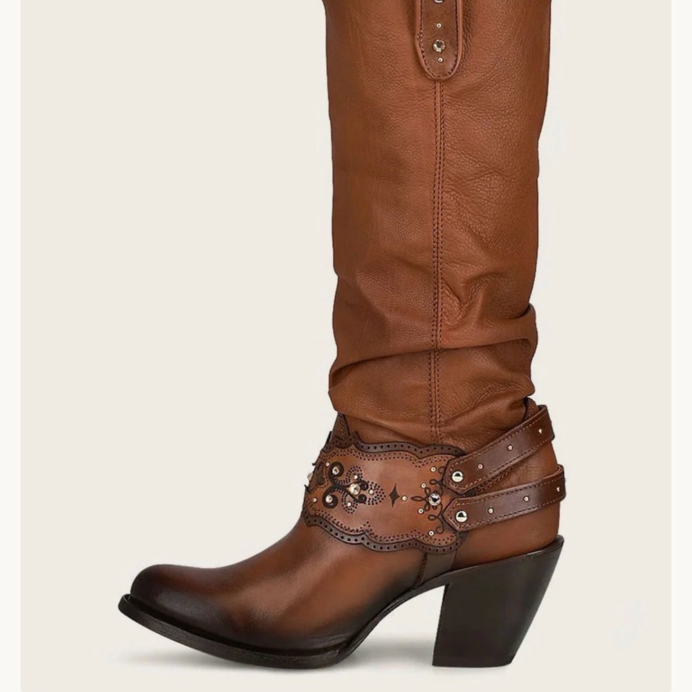 Honey Embroidered knee-high women’s boots.